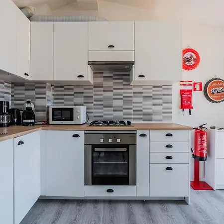 - 2 Bedrooms Center Of