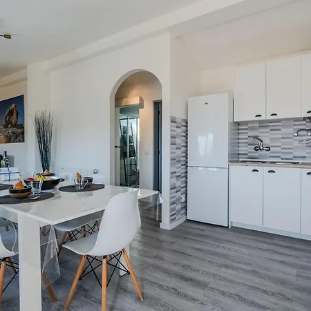 - 2 Bedrooms Center Of Daire