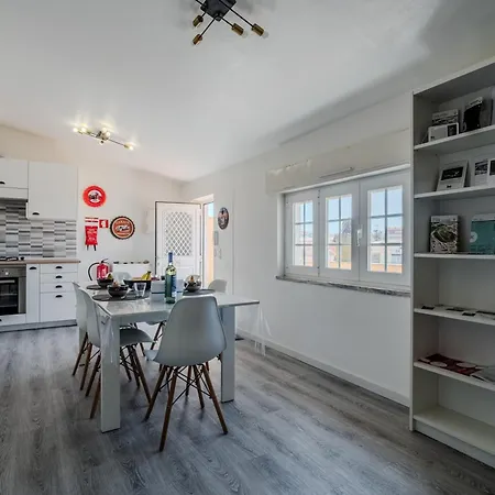 - 2 Bedrooms Center Of