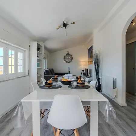 - 2 Bedrooms Center Of *