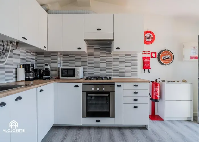 - 2 Bedrooms Center Of