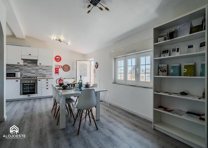 - 2 Bedrooms Center Of